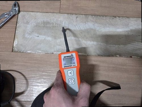 하남 누수탐지 수도계량기 별침과 배관 압력 게이지를 확인하는 모습