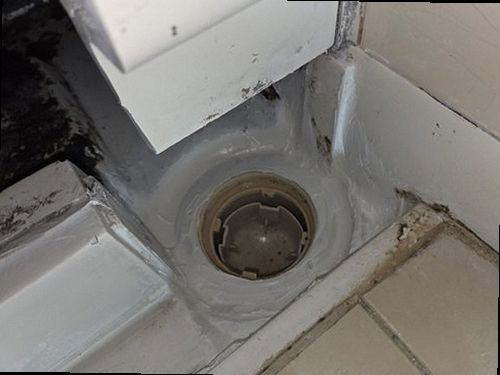 오산 누수탐지 천장 누수 흔적과 배관 검사를 비교하는 현장 이미지