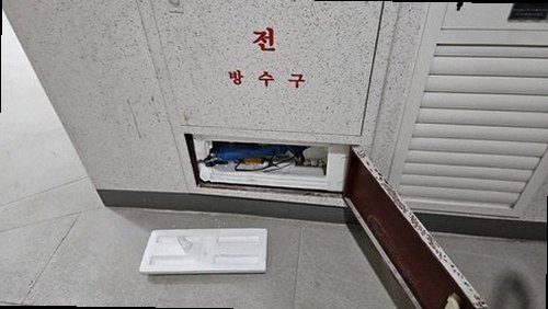 서초구 누수탐지 천장 모서리에 번진 물자국과 변색된 도장면