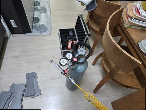 서초구 누수탐지 천장 누수 피해 부위와 주변 상태를 확인하는 모습