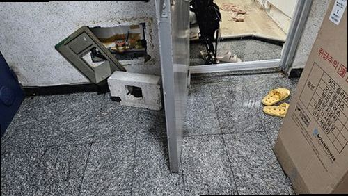 기장군 누수탐지 누수 현장에서 수도계량기와 벽면 습기를 확인하는 모습