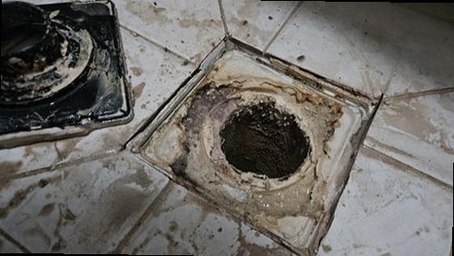 부여군 누수탐지 압력 게이지와 청음 장비를 이용해 배관을 점검하는 과정