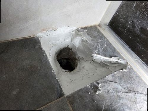 부여군 누수탐지 배관 압력 게이지와 누수 점검 기록을 확인하는 모습
