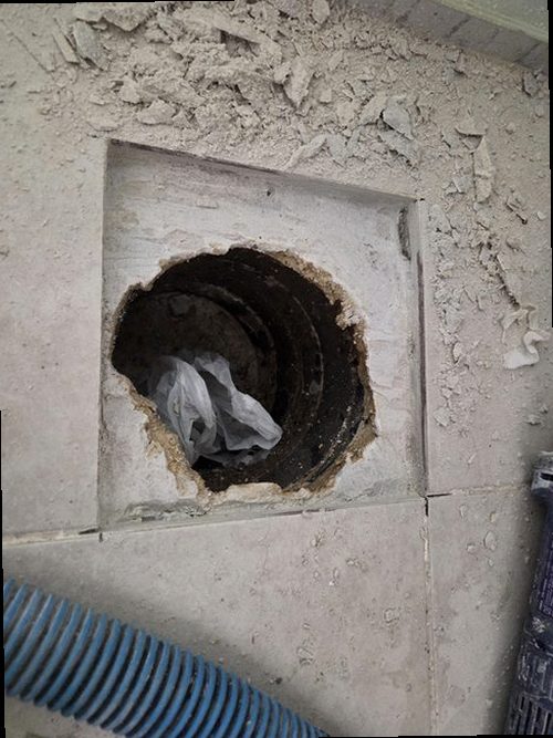 김포 누수탐지 거실 천장과 벽면에 나타난 누수 흔적을 확인하는 현장