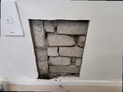 청주시 서원구 누수탐지 싱크대 하부장과 벽면의 누수 흔적을 확인하는 모습