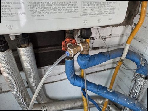 영도구 누수탐지 수도계량기 별침과 배관 구조를 확인하는 모습
