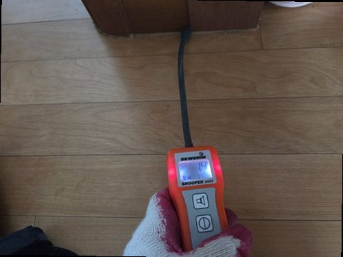 영도구 누수탐지 베란다 바닥 물자국과 벽면 누수 흔적을 확인하는 모습