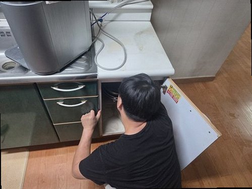 사상구 누수탐지 싱크대 하부 배관과 누수 흔적을 확인하는 모습
