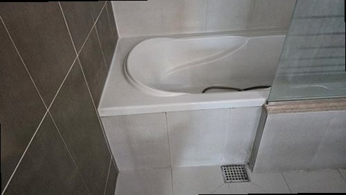 사상구 누수탐지 천장 얼룩과 욕실 주변 습기를 확인하는 모습