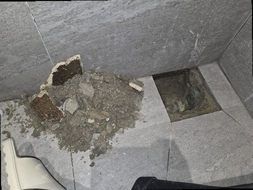 옥천군 누수탐지 천장과 벽면의 누수 흔적을 확인하는 모습