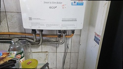 안성 누수탐지 보일러와 난방 분배기 연결 상태를 확인하는 현장