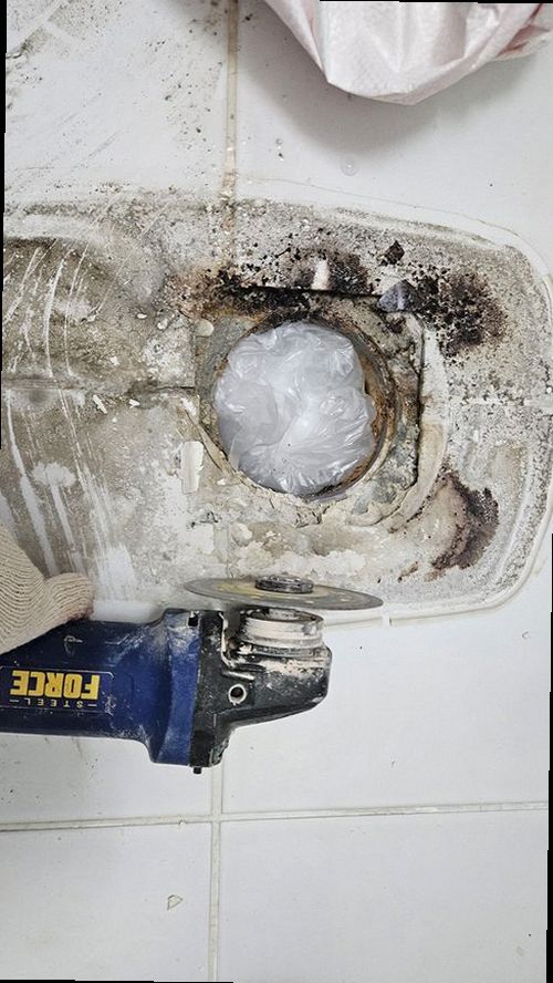 부산 중구 누수탐지 욕실 천장 누수 흔적과 배관 점검 모습