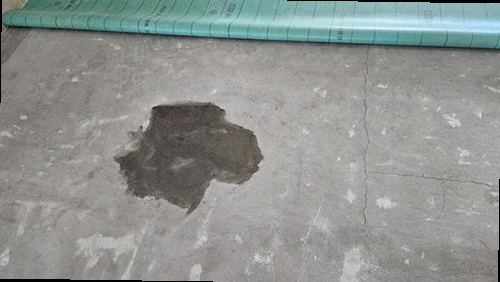 성북구 누수탐지 배관 압력 검사와 창틀 코킹 상태를 비교하는 점검 장면