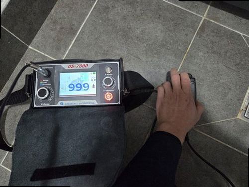 성북구 누수탐지 천장과 벽면의 누수 흔적 및 습기 상태를 확인하는 모습