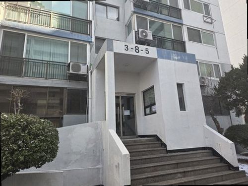 금천구 누수탐지 누수 피해가 나타난 벽면과 주변 바닥을 확인하는 현장 점검