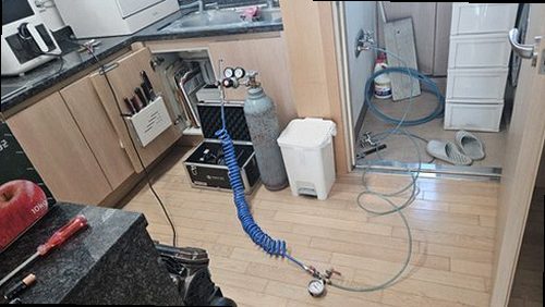 영등포구 누수탐지 배관 보수 후 벽면을 건조하고 마감하는 과정