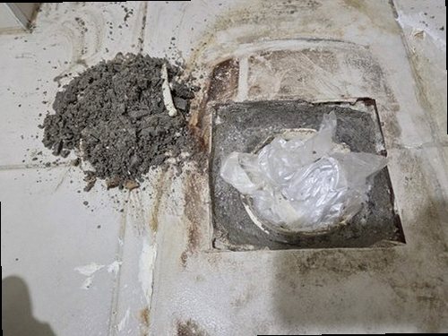 동작구 누수탐지 수도계량기 별침과 잠금 밸브를 확인하는 모습