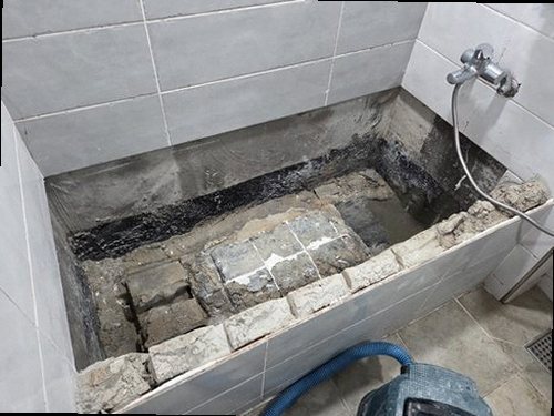 분당구 누수탐지 누수 피해 부위와 배관 점검 위치를 확인하는 모습
