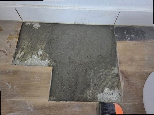 상록구 누수탐지 거실 벽면의 물자국과 누수 점검 위치를 확인하는 모습