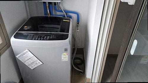 부산 남구 누수탐지 베란다 천장 얼룩과 창틀 주변 습기 흔적