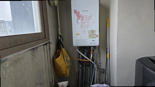 부산 남구 누수탐지 수도계량기와 보일러 배관 구조를 확인하는 모습
