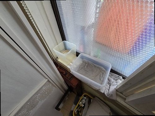 부산 남구 누수탐지 베란다 벽면 물자국과 창틀 주변 누수 의심 부위