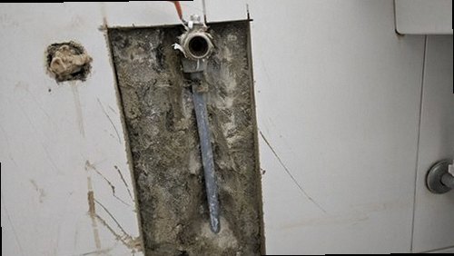 부산 남구 누수탐지 욕실 천장 물자국과 배수구 주변 상태를 확인하는 모습