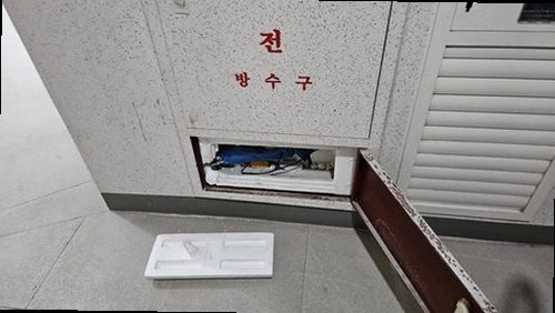 부산 강서구 누수탐지 수도계량기 별침과 벽면 누수 흔적을 확인하는 모습