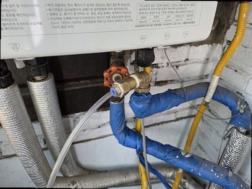 부산 서구 누수탐지 천장 얼룩과 배관 누수 흔적을 점검하는 모습