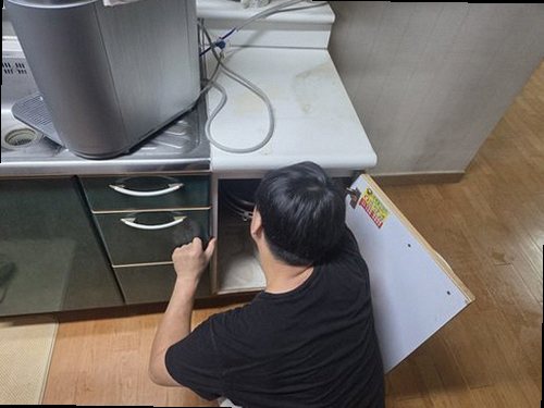 부산 서구 누수탐지 수도 배관 압력계와 누수 탐지 장비를 사용하는 현장
