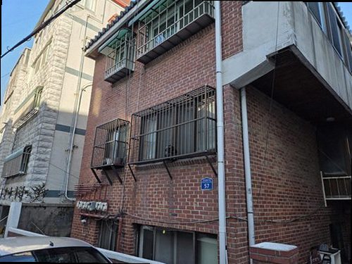 연수구 누수탐지 천장 누수 흔적과 현장 점검 위치를 확인하는 모습