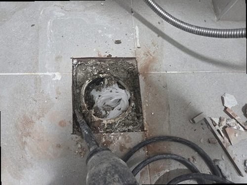 용산구 누수탐지 아래층 천장 물자국과 벽면 습윤 흔적을 확인하는 현장