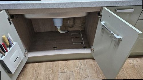 용산구 누수탐지 수도계량기 별침과 싱크대 하부 배관 점검 모습