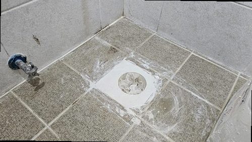 포천 누수탐지 천장 누수 흔적과 배관 위치를 확인하는 모습
