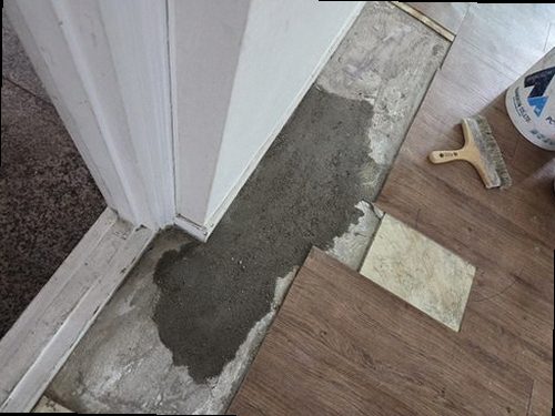 포천 누수탐지 거실 천장 물자국과 벽지 변색 상태를 확인하는 현장