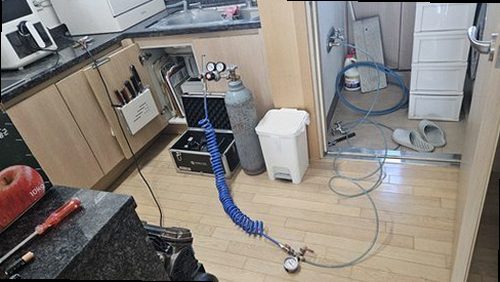 포천 누수탐지 주택 내부 배관 구조와 누수 발생 위치를 설명하는 단면도