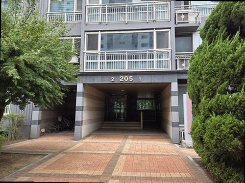 과천 누수탐지 벽면 물자국과 천장 누수 흔적을 확인하는 모습