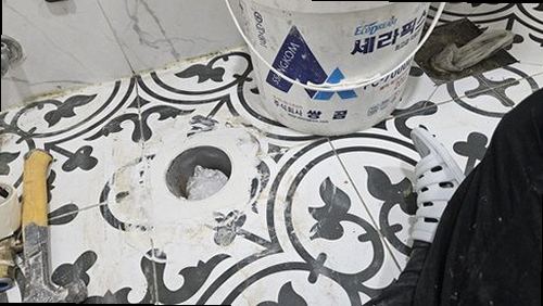 과천 누수탐지 보일러와 난방 분배기 연결 상태를 확인하는 모습