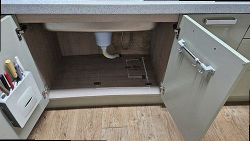 장안구 누수탐지 주방 천장 누수 흔적과 싱크대 하부 배관 점검 모습