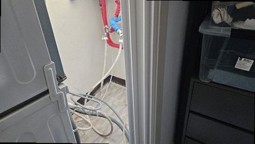 장안구 누수탐지 벽지 변색과 벽체 습기 분포를 확인하는 모습