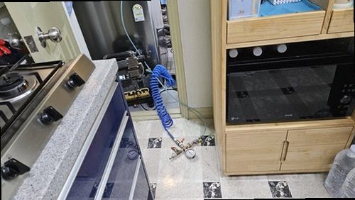 아산시 누수탐지 싱크대 하부장과 급수 배관 연결부를 점검하는 현장