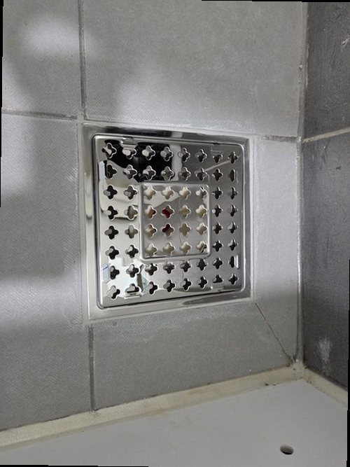 강화군 누수탐지 욕실 바닥과 천장 누수 흔적을 확인하는 모습