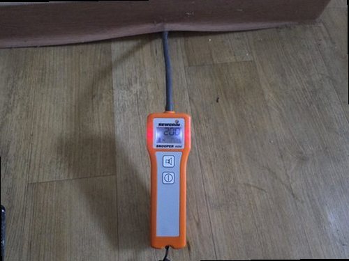 양주 누수탐지 수도계량기 별침과 욕실 누수 흔적을 확인하는 모습