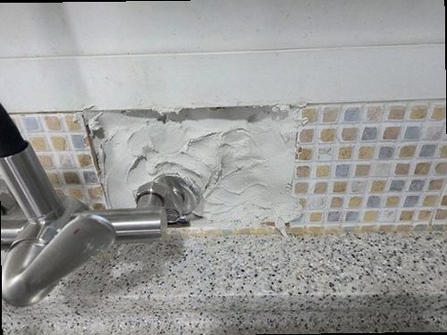 양주 누수탐지 천장 누수 흔적과 벽면 수분을 확인하는 모습
