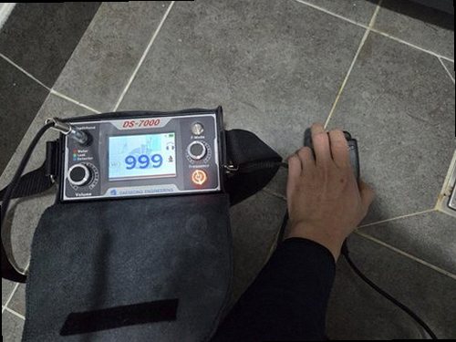 양주 누수탐지 천장 누수 흔적과 배관 점검 위치를 확인하는 모습