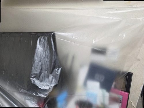 효행구 누수탐지 복도 벽과 천장에 발생한 누수 흔적을 확인하는 모습