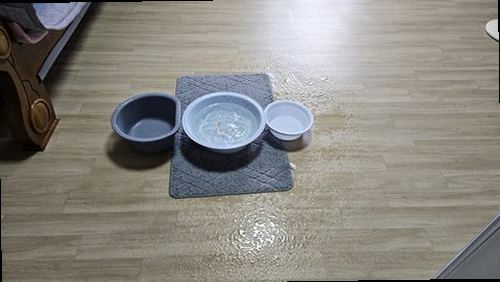 서대문구 누수탐지 수도계량기와 건물 내부 배관 구조를 확인하는 모습