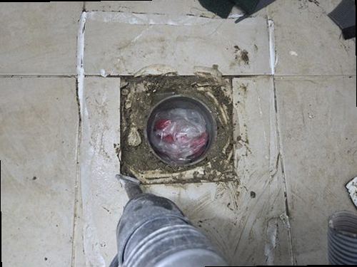 서대문구 누수탐지 거실 천장 누수 흔적과 벽면 얼룩을 확인하는 현장
