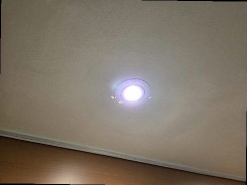 광주 누수탐지 거실 천장에 번진 누수 흔적과 물고임 상태