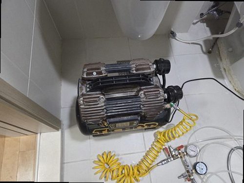 광주 누수탐지 욕실 바닥 배수구와 배관 구조를 설명하는 단면 이미지